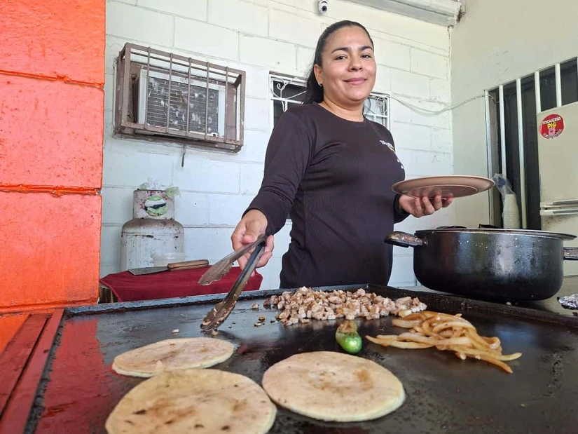 Cada taco servido lleva mucho más que sabor; también refleja el esfuerzo de una madre y una hija que decidieron transformar las dificultades en una oportunidad para crecer. Foto: Juan Madrigal