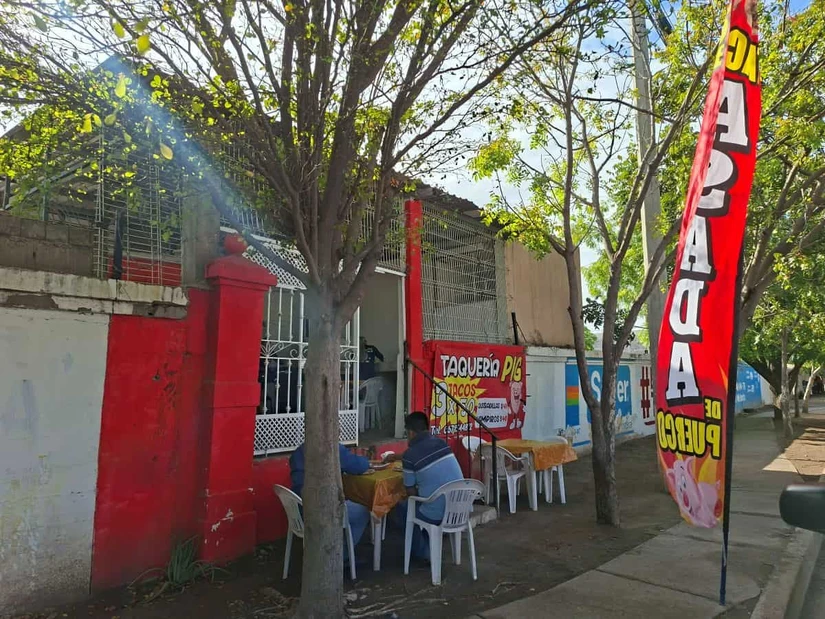 Narda Evelyn Barraza adaptó el patio de su hogar en Taquería Pig, un negocio familiar donde cada taco refleja trabajo, perseverancia y esperanza. Foto: Juan Madrigal