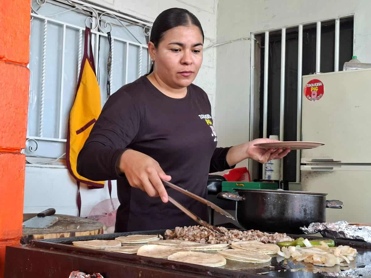 Esfuerzo, fe y una sonrisa. Cada taco que prepara Narda Barraza lleva el sabor del trabajo honesto y la esperanza de un sueño construido con perseverancia. Foto: Juan Madrigal