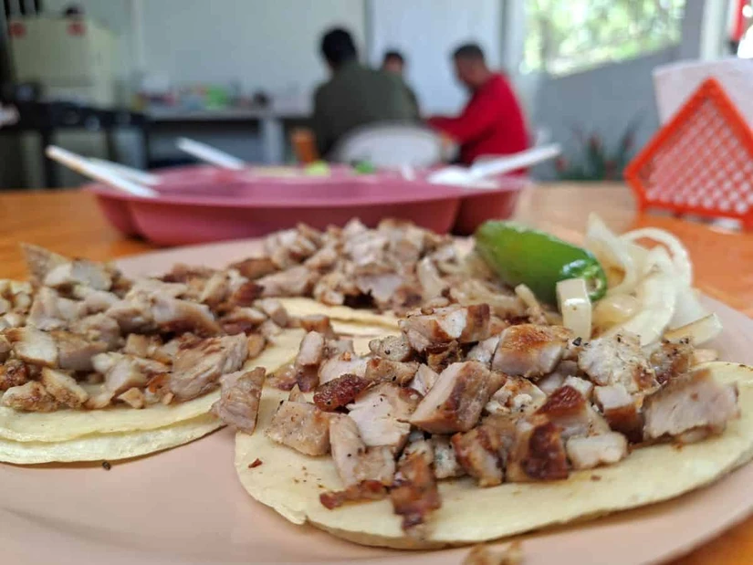 Con una promoción de tres tacos de carne asada de puerco por 50 pesos, Taquería Pig busca ofrecer comida de calidad mientras apoya la economía de las familias de Villa Bonita. Foto: Juan Madrigal