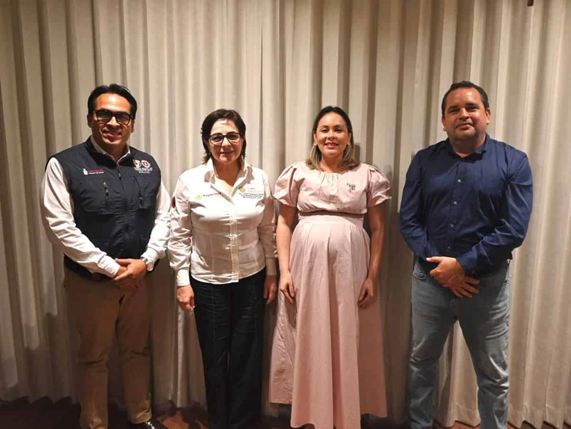 Yeraldine Bonilla Valverde con funcionarios de gobierno.