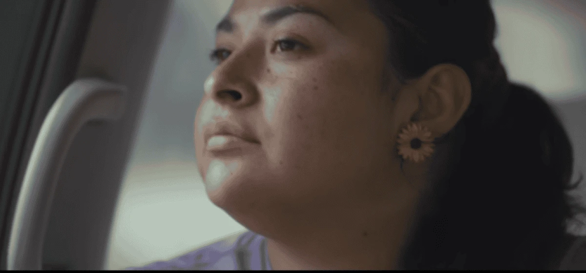 Cecilia Dennise compartió en el podcast ¿No pasa nada? el doloroso testimonio de cómo la adicción impactó su vida y la de su hija desde el momento de su nacimiento. Captura de pantalla