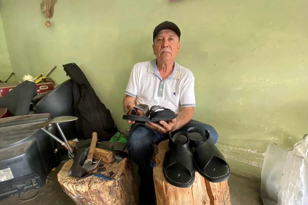 Don Octavio a diario llega a su taller con la idea de trabajar, y aunque actualmente el número de clientes ha disminuido, confía que la situación va a mejorar en cualquier momento. Foto: Yolanda Tenorio/ Tus Buenas Noticias.