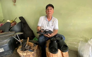 El último artesano de los huaraches de Cosalá que lucha por no dejar morir una tradición