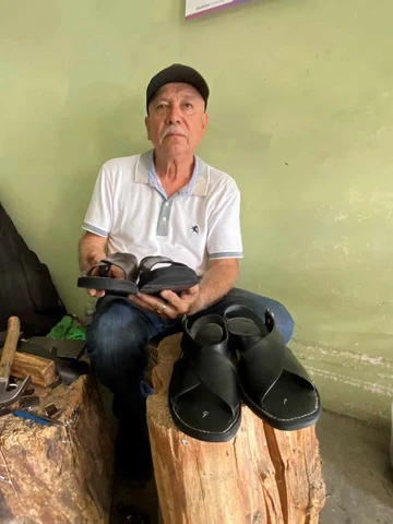 El &uacute;ltimo artesano de los huaraches de Cosal&aacute; que lucha por no dejar morir una tradici&oacute;n
