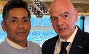 ¿Cuánto cuestan las sandalias que el presidente de la FIFA le dio a Jorge Campos en el Mundial 2026?