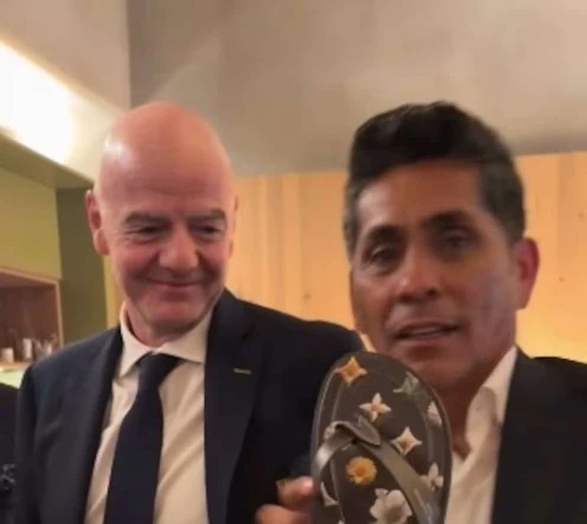 Infantino sorprendió a Campos con este exclusivo regalo durante el partido México vs Ecuador.