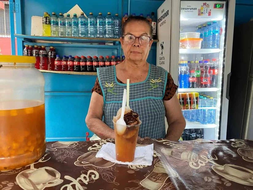 Doña Marí a diario atiende a sus clientes con amabilidad dentro del parquecito