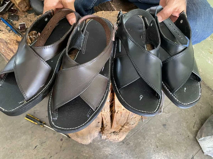 Don Octavio le pone pasión a cada par de huaraches que fabrica, sabe que sus clientes lo frecuentan por la calidad de los mismos
