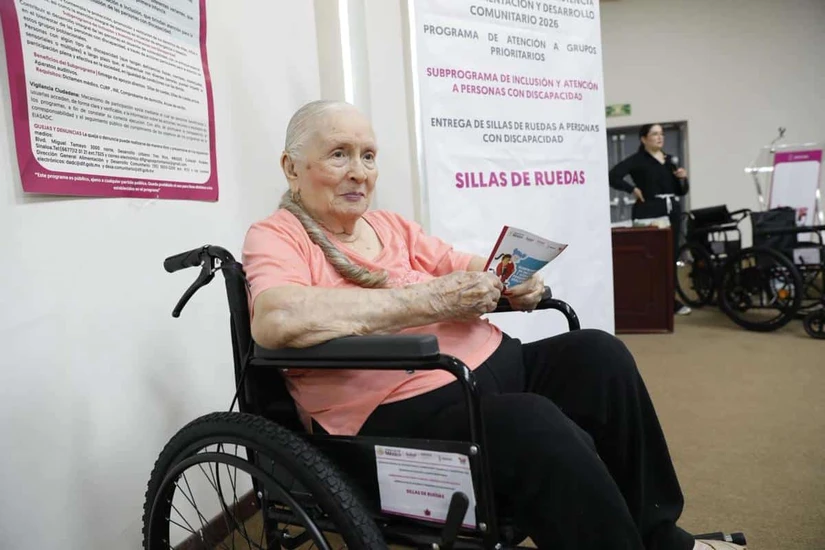 Personas adultas mayores se vieron beneficiadas con la entrega de sillas de ruedas para mejorar su movilidad