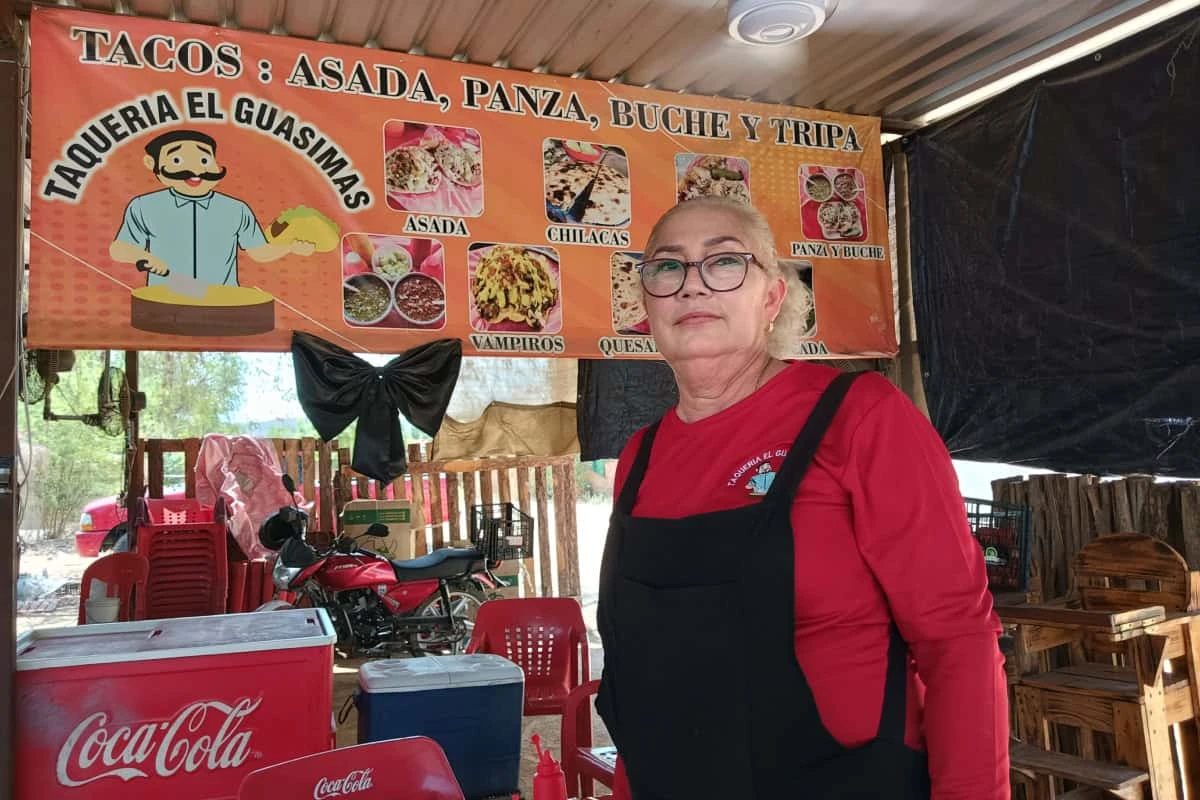 Adela Vega ha mantenido viva por 25 años la Taquería El Guásimas en Loma de Rodriguera, un negocio familiar que nació con esfuerzo y hoy es punto de encuentro, sabor tradicional y constancia diaria en Culiacán. | Imágenes de Francisco Castro