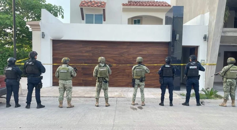 Resguardan inmueble en Culiacán tras hallazgo de droga, cartuchos y artefactos explosivos