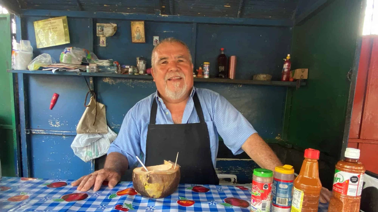 Don Roberto Tamayo tiene ya 21 años dedicado a la venta de cocos naturales, pues dice que venderlos con otros ingredientes sería quitarle la esencia