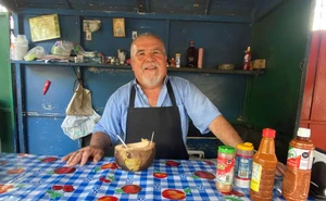 El vendedor de cocos que se convirtió en parte del paisaje de Cosalá, Sinaloa