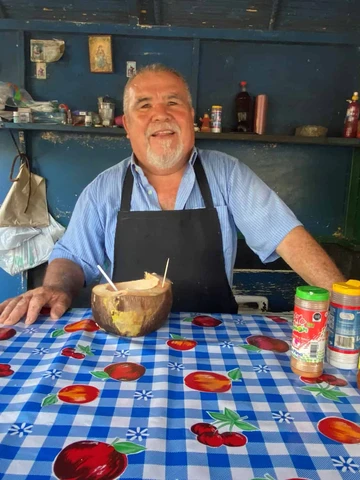 El vendedor de cocos que se convirti&oacute; en parte del paisaje de Cosal&aacute;, Sinaloa
