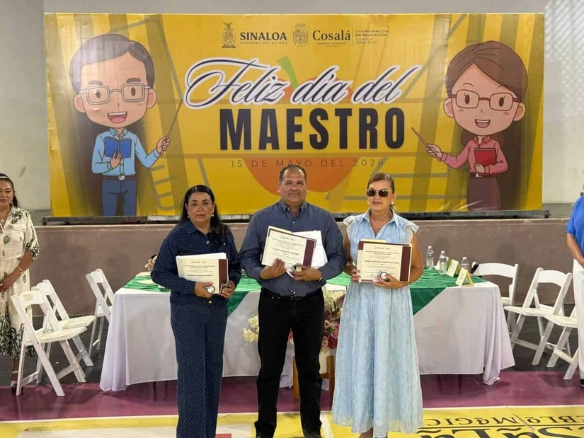 Tres docentes recibieron de manos de la alcaldesa Carla Ursula Corrales el premio 