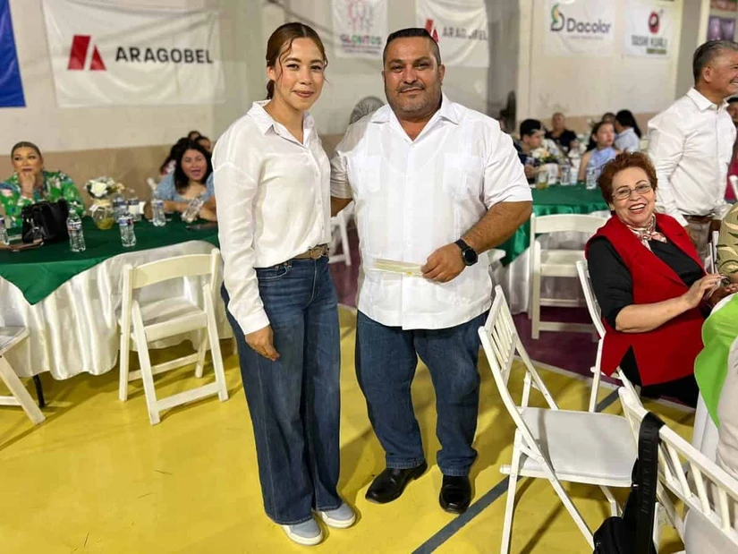 Los maestros recibieron estímulos económicos por su importante labor en la educación