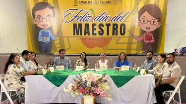 Tres maestros de Cosalá recibieron un homenaje por dedicar 30 años de su vida a la educación