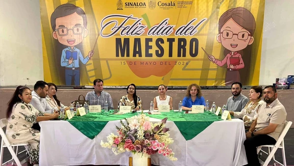 Tres maestros de Cosalá recibieron un homenaje por dedicar 30 años de su vida a la educación