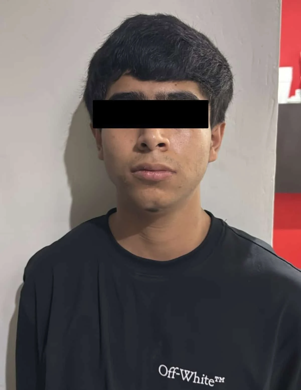 Elementos de la Marina localizaron armas, municiones, droga y equipo táctico durante patrullajes en Mazatlán. Tres personas fueron puestas a disposición del Ministerio Público para las investigaciones.