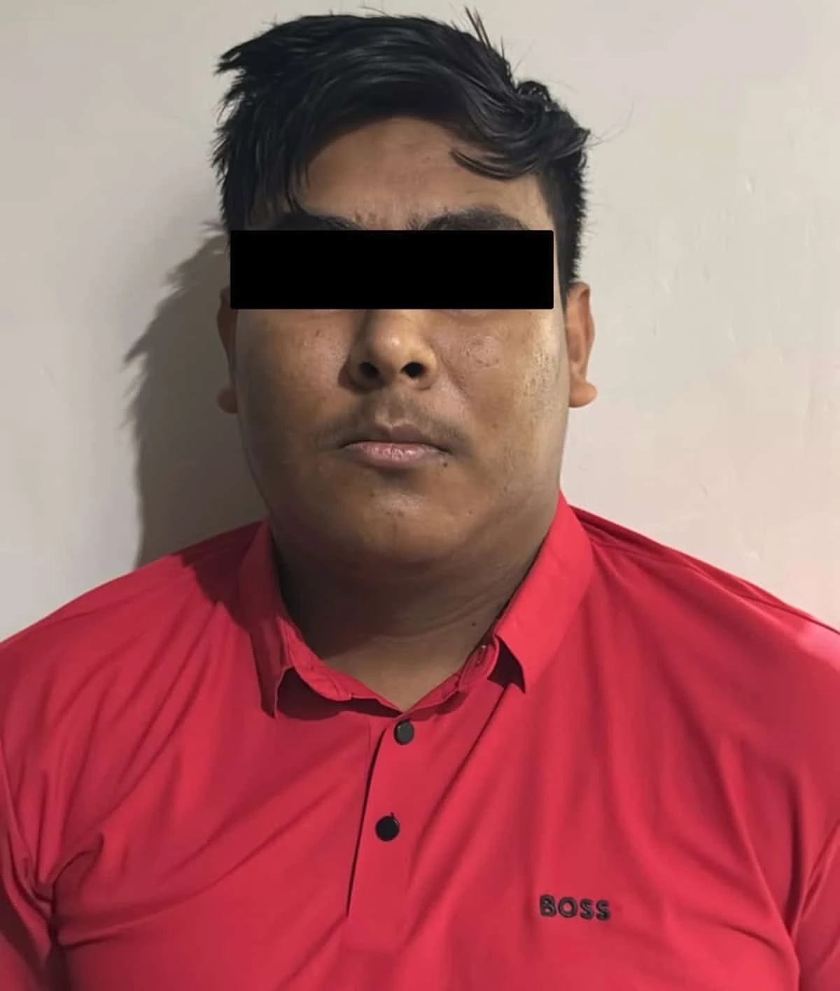 Elementos de la Marina localizaron armas, municiones, droga y equipo táctico durante patrullajes en Mazatlán. Tres personas fueron puestas a disposición del Ministerio Público para las investigaciones.