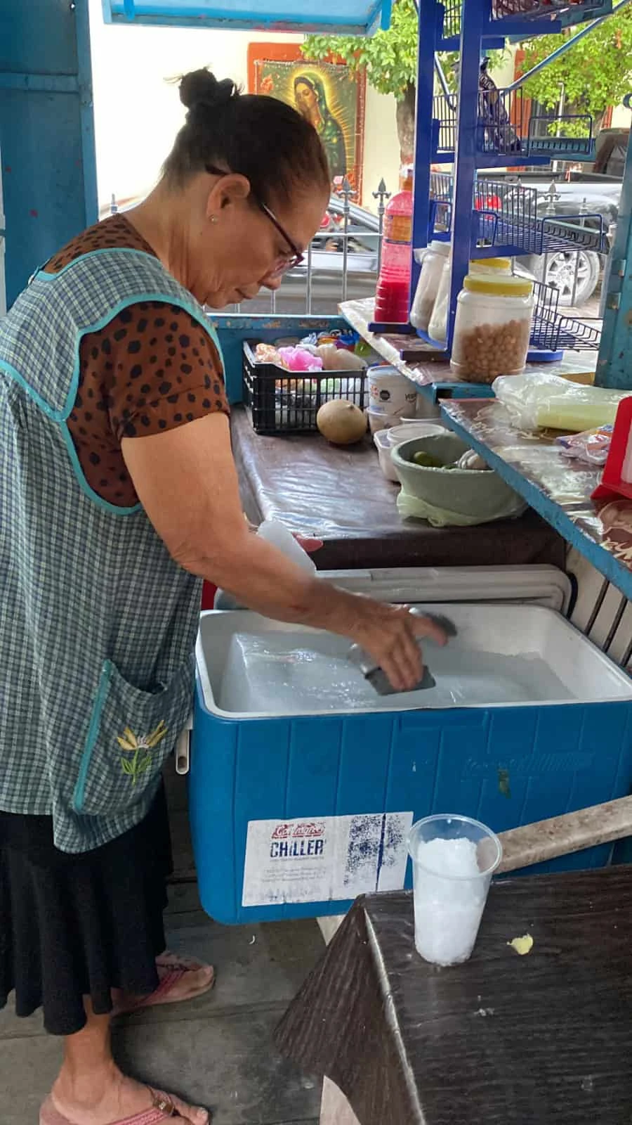 Con sabores artesanales y más de 20 años de historia, Doña Mari se ha convertido en un referente del parque infantil de Cosalá, donde su puesto de raspados es punto de encuentro diario.
