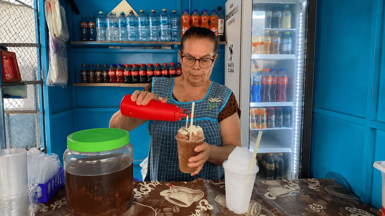 En el parque de Cosalá, una mujer convirtió los raspados en una historia de vida que ya es tradición. Fotos: Yolanda Tenorio / Tus Buenas Noticias.