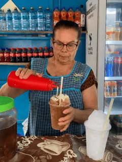 Do&ntilde;a Mari: la historia detr&aacute;s de los raspados que todos disfrutan en el parque de Cosal&aacute;