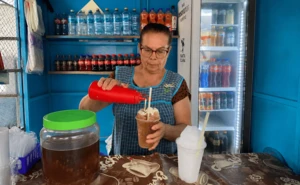 Doña Mari: la historia detrás de los raspados que todos disfrutan en el parque de Cosalá