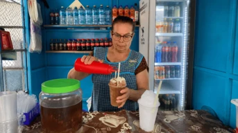 Doña Mari: la historia detrás de los raspados que todos disfrutan en el parque de Cosalá