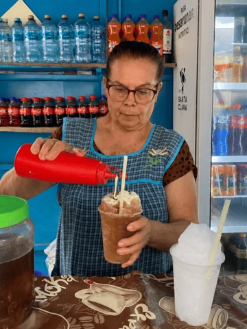 Do&ntilde;a Mari: la historia detr&aacute;s de los raspados que todos disfrutan en el parque de Cosal&aacute;