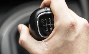 Estudio revela que manejar un auto manual puede mejorar la salud cerebral