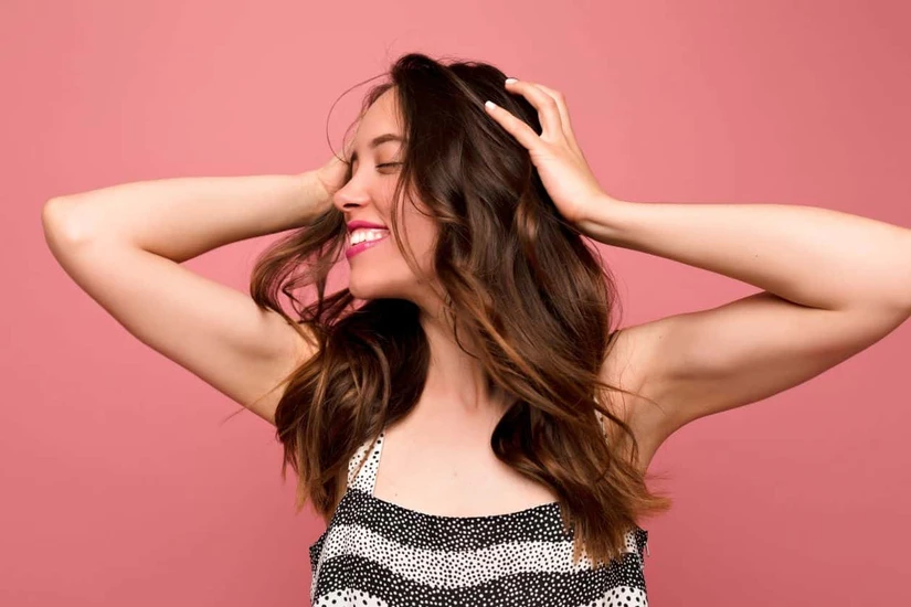 Hay ciertas rutinas que favorecen el crecimiento del cabello. Foto: Magnific
