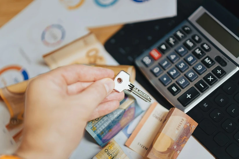Los fraudes financieros ya no requieren contacto físico. Basta un enlace falso o una llamada para comprometer cuentas e identidad. En este escenario, la educación financiera es la primera línea de defensa.
