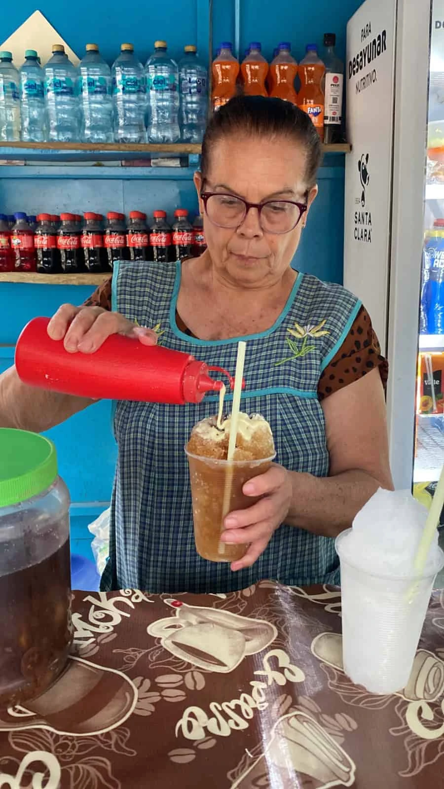 En Cosalá, el parque infantil tiene un punto de encuentro muy especial: el puesto de Doña Mari, quien desde hace más de 20 años prepara raspados artesanales que ya forman parte de la identidad local.