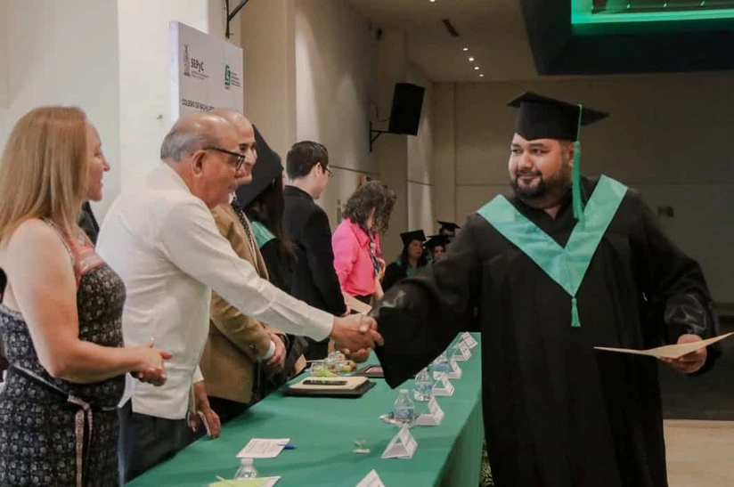 Con orgullo recibe su certificado de bachillerato, convencido de que la educación siempre abre nuevas oportunidades y que el ejemplo también educa. Foto: COBAES