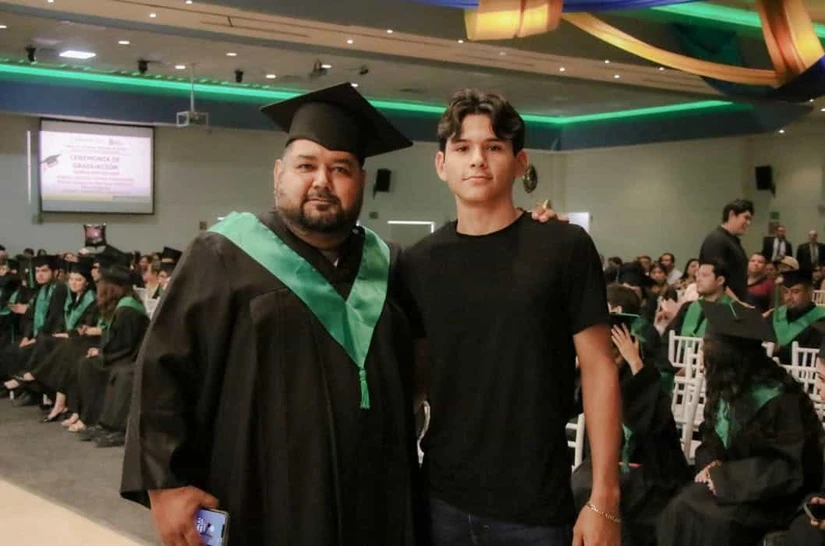 Más que un recuerdo de graduación, esta fotografía refleja una promesa cumplida: estudiar juntos y demostrar que los sueños no tienen edad. Foto: COBAES