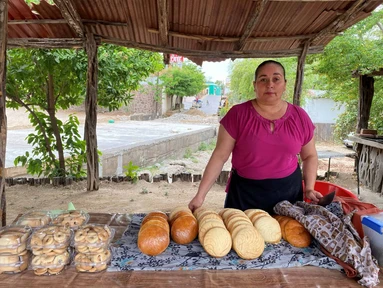 Mientras muchos duermen, ella mantiene viva una tradición que nació hace cinco generaciones