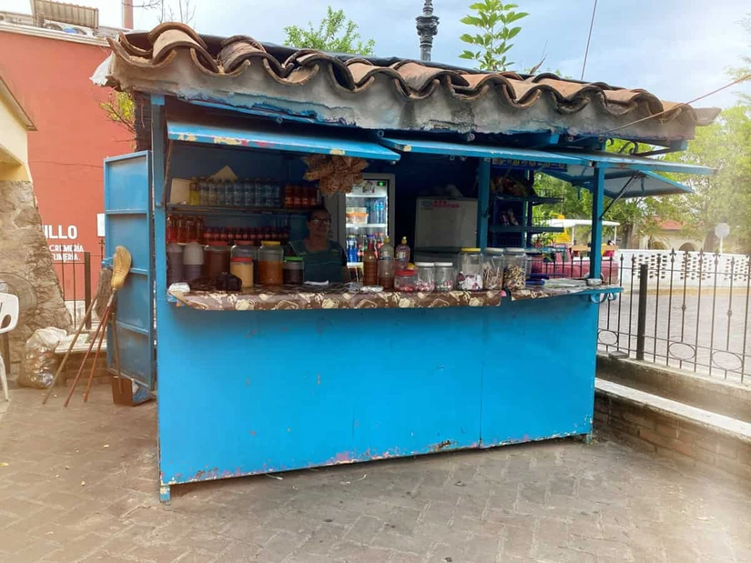 Doña Mari asegura que desde que la reubicaron del centro al interior del parquecito, sus ventas mejoraron