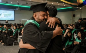 Padre e hijo se gradúan juntos en COBAES y demuestran que nunca es tarde para estudiar