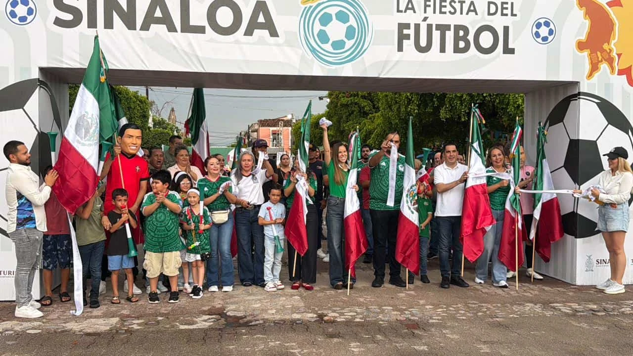 Con gran entusiasmo autoridades locales y estatales acompañados de personas de San Ignacio, cortaron el listón inaugural