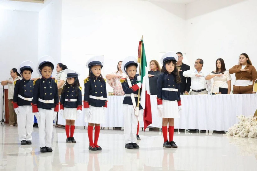 Los pequeños egresados fueron reconocidos por el ayuntamiento, añadiendo la importancia de la educación inicial.