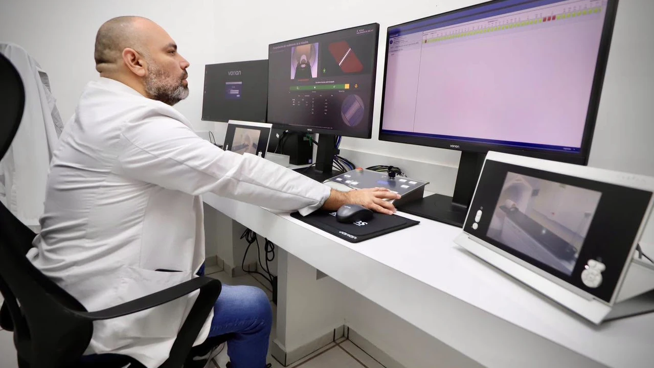 Personal especializado del Centro Estatal de Radioterapia (RADIOS) planifica con precisión cada tratamiento para ofrecer una atención segura y personalizada a pacientes con cáncer. Foto: Secretaría de Salud de Sinaloa