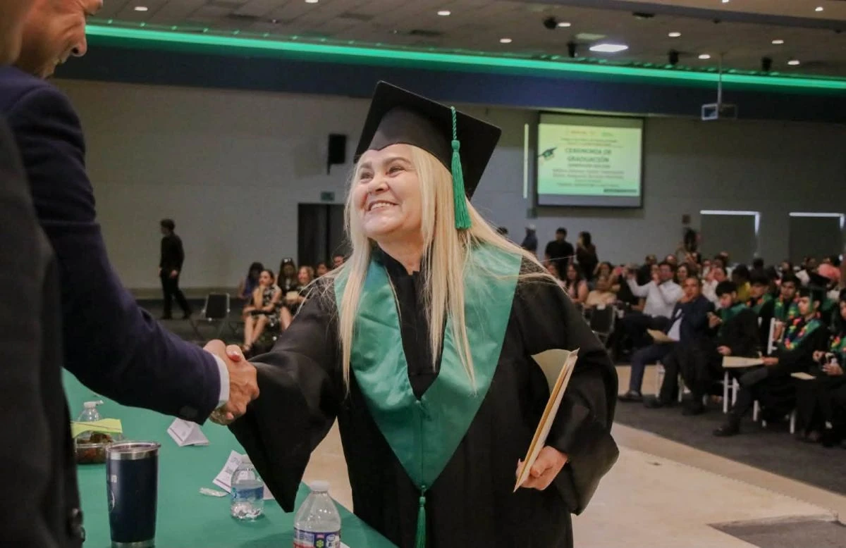 Con una sonrisa que reflejaba orgullo y gratitud, Silvia recibió su certificado de bachillerato a los 63 años, culminando una meta que hoy abre el camino hacia su siguiente sueño: estudiar Enfermería. Foto: COBAES
