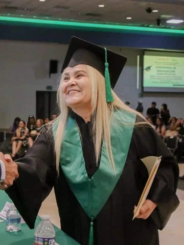 A los 63 a&ntilde;os, Silvia termina la preparatoria en COBAES y ahora estudiar&aacute; Enfermer&iacute;a
