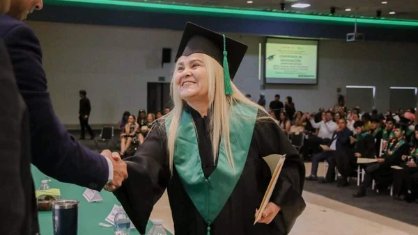 A los 63 años, Silvia termina la preparatoria en COBAES y ahora estudiará Enfermería