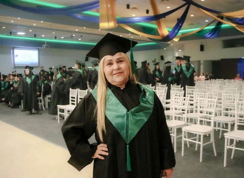 Silvia Verdugo Valenzuela vivió con emoción la ceremonia de graduación de COBAES, demostrando que nunca es tarde para volver a las aulas y cumplir un sueño que esperó más de cuatro décadas. Foto: COBAES