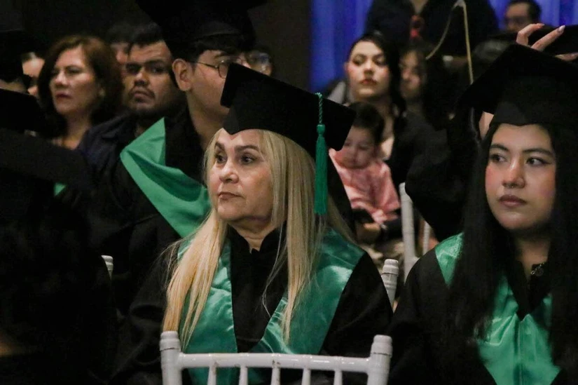 Vestida con toga y birrete, Silvia posa orgullosa tras concluir el bachillerato en COBAES, convirtiéndose en un ejemplo de que la perseverancia y el deseo de superarse pueden vencer cualquier obstáculo y cualquier edad. Foto: COBAES