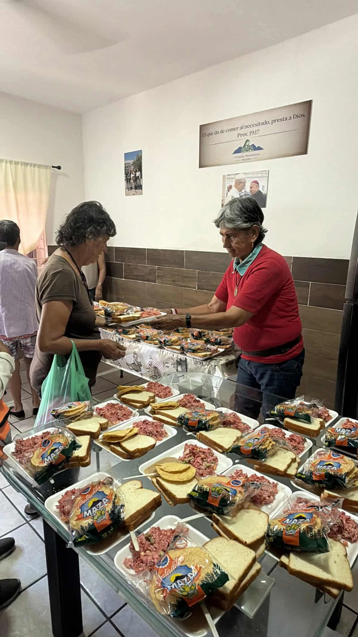 Con la entrega de alimento a personas en situación de calle el Comedor Humanitario Mazatlán contribuye al bienestar de uno de los sectores más vulnerables del puerto