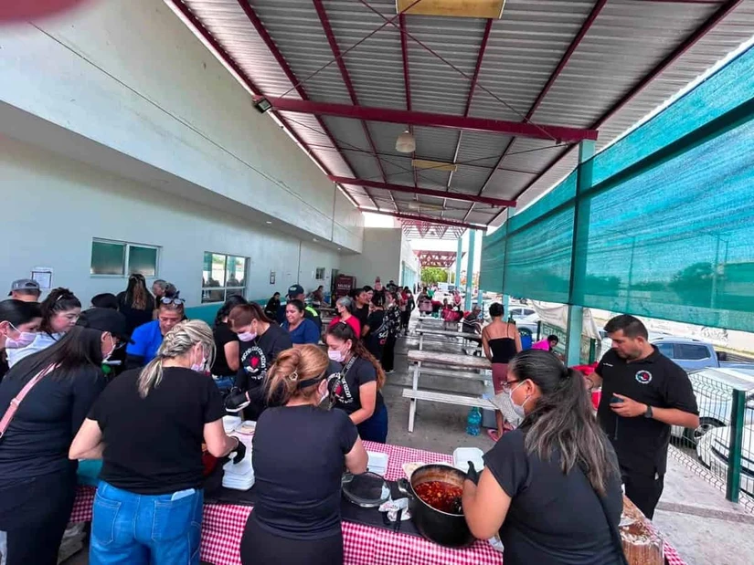 Con un desayuno preparado con amor, integrantes de Culichis de Corazón brindaron un momento de esperanza a familiares de pacientes del Hospital de la Mujer. Foto: Culichis de Corazón